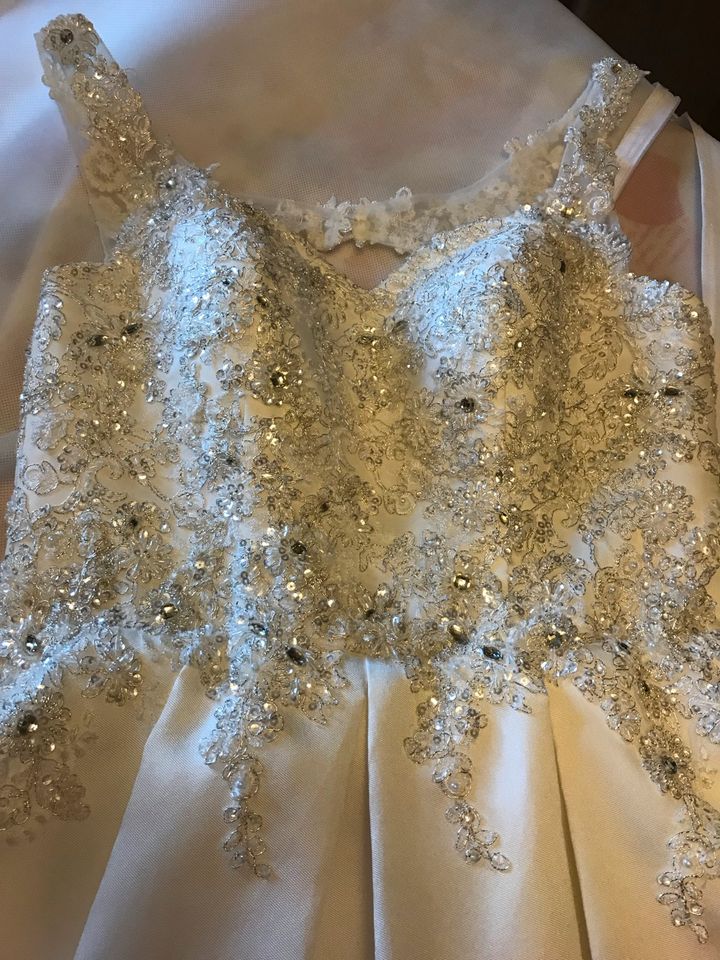 BRAUTKLEID HOCHZEITSKLEID PAILLETTEN STRASS PERLEN NEU 38/40 in Neunkirchen