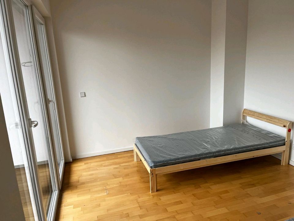 Nur Weibliche WG Studenten Zimmer/ mit 3 Betten Im Zimmer in Berlin