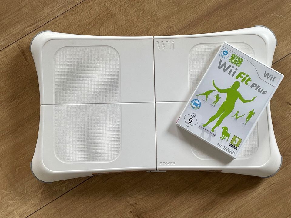 Wii Balance Board  + Spiel Wii Fit Plus in Steinheim an der Murr
