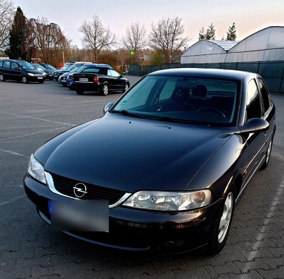 Vectra B  1.6 16V EDITION 100 YOUNGTIMER in Marl