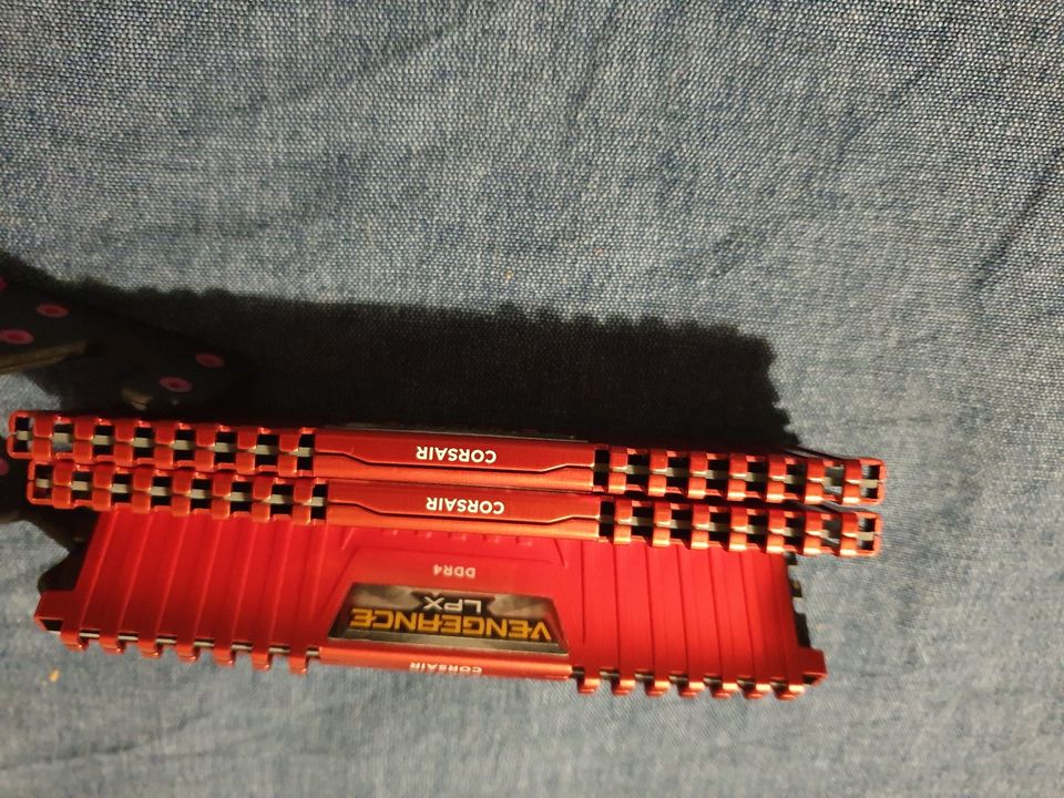 Corsair Vengeance LPX 32GB(1x32GB) DDR4-2666. ROT. 192GB in Hannover