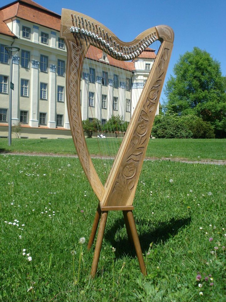 Unsere Region Harfe 29 Saiten Walnuss + Füße + Tasche + Zubehör in Horgenzell