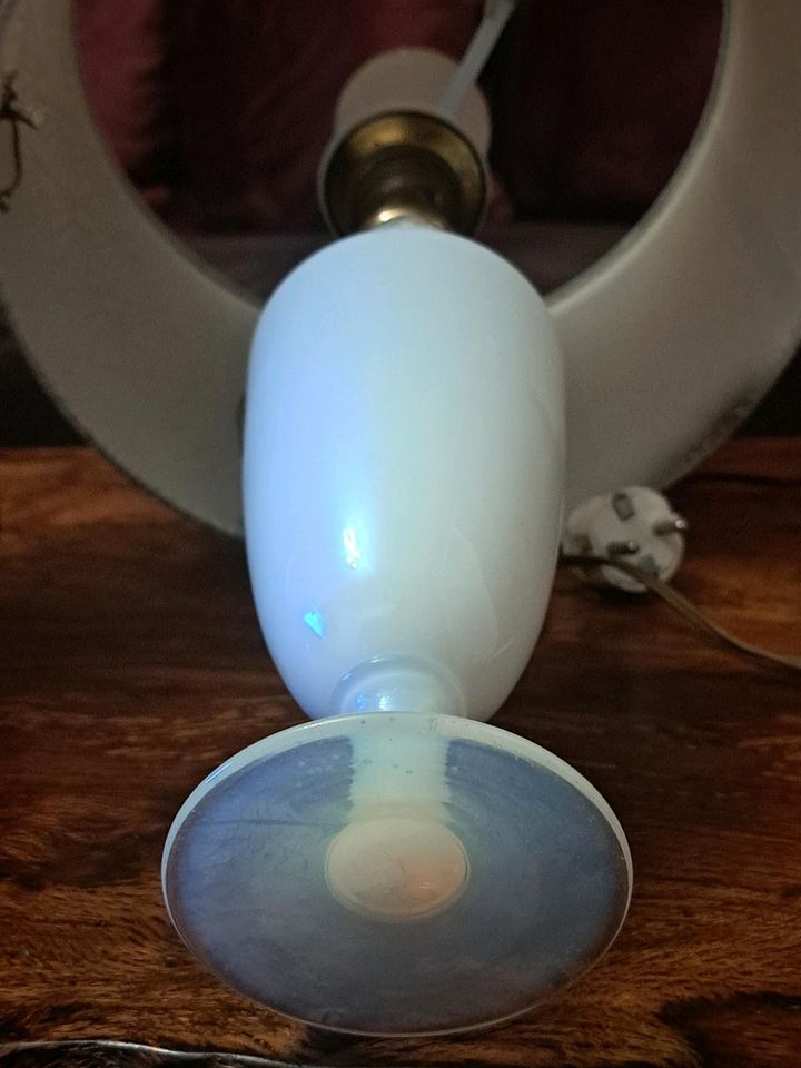 Tischlampe aus weißem Opalglas in Schmelz