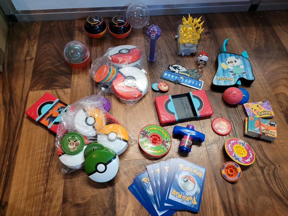Pokemon figuren Spielzeug mit Pokebälle und Karten in Frankfurt am Main