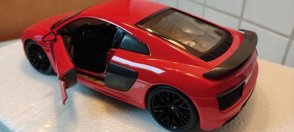 1:18 Audi R8 V10 Plus Rot NEU in Langenfeld