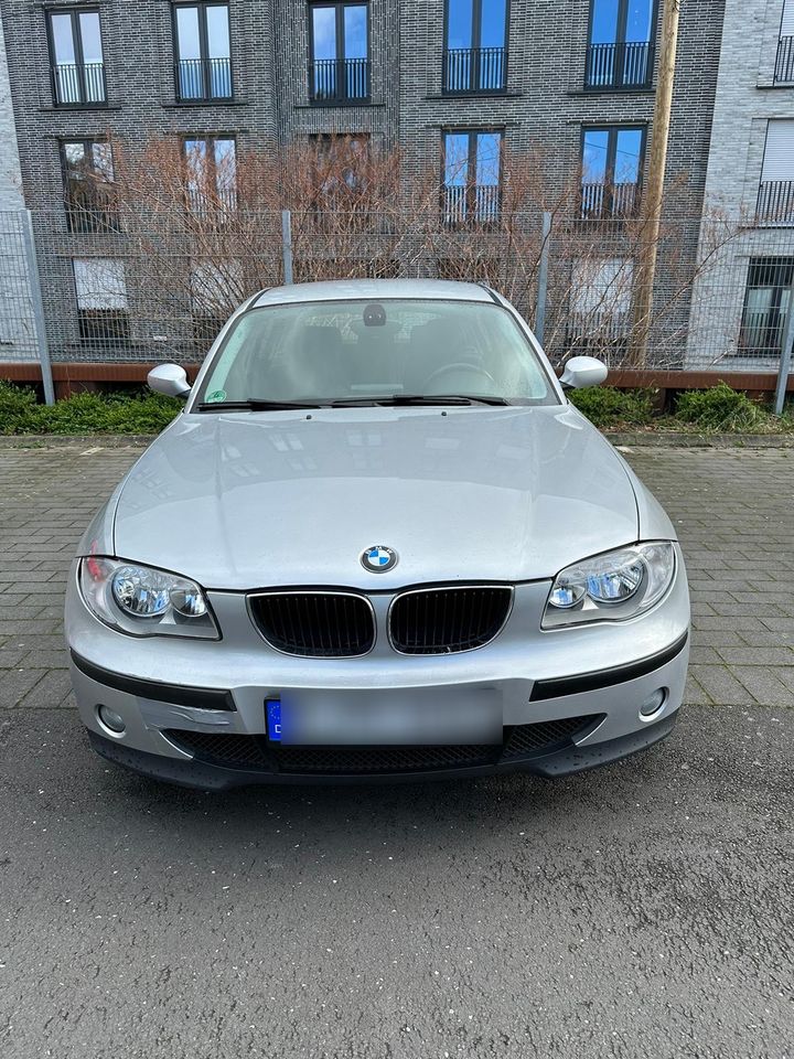 BMW 1er, TÜV NEU, Navigation, Sitzheizung etc... in Köln
