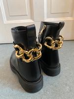 Moschino Stiefel Gr. 39 schwarz Goldkette Leder Berlin - Mitte Vorschau