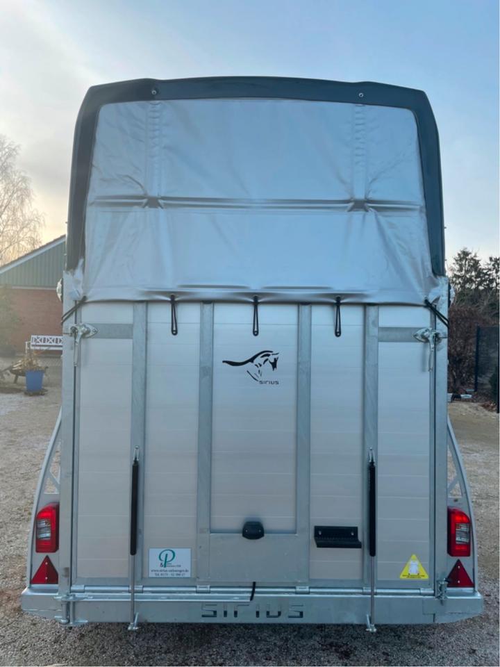 Pferdeanhänger Sirius S75 Alu Sattelkammer Tür/Rampe Kombi in Stelle