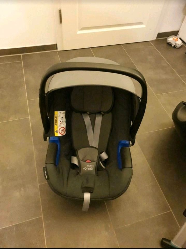 Babyschale Britax Römer Baby-Safe i-Size inkl. Zubehör/isofix in Venhaus