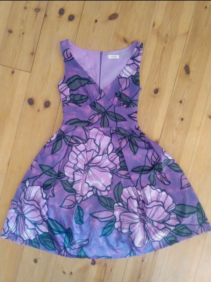 NEU Edles Sommer Kleid lila violett geblümt ausgestelter Rock XS in Berlin