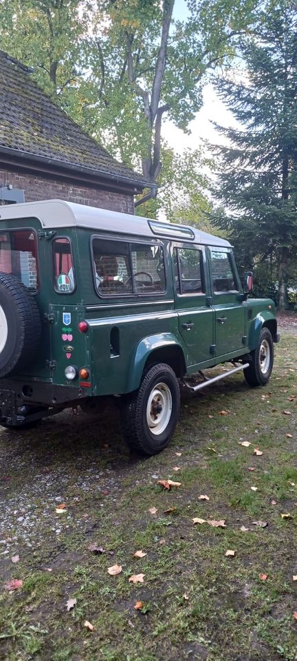 Liebhaber Fahrzeug Landrover Defender 110-er grün Diesel 2005 in Düsseldorf