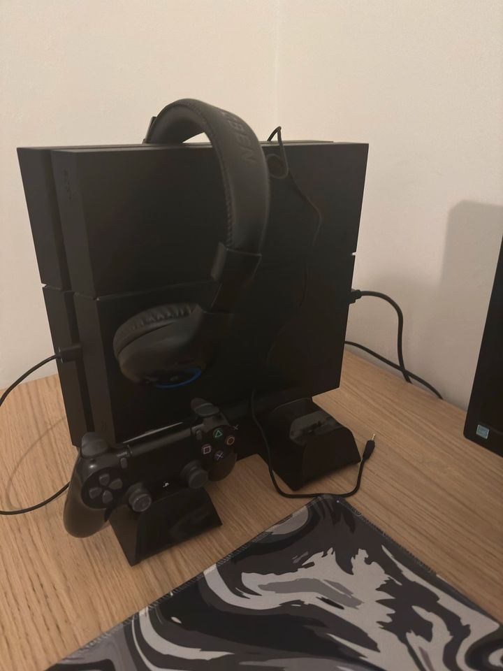 Ps 4 mit Headsets und Bildschirm in Kiel