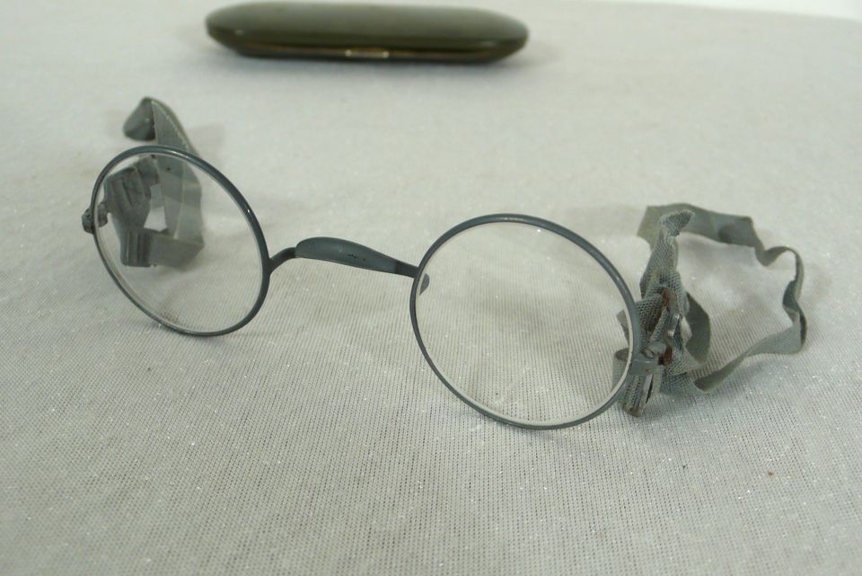 Antike Nickelbrille mit Bändern im Etui, Militärbrille ? hellgrau in Sinzig