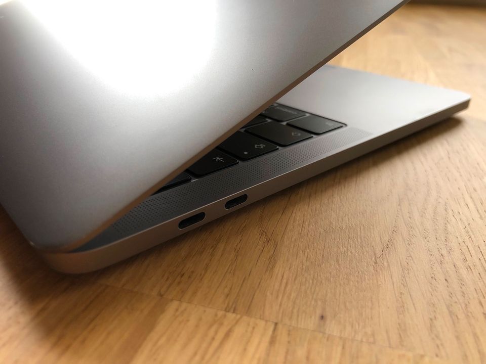 MacBook Pro 13" 2019 (4 Thunderbolt 3-Anschlüsse) Spacegrey Dock in Nürtingen