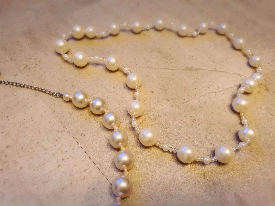2 schöne Perlenketten von H&M in Celle