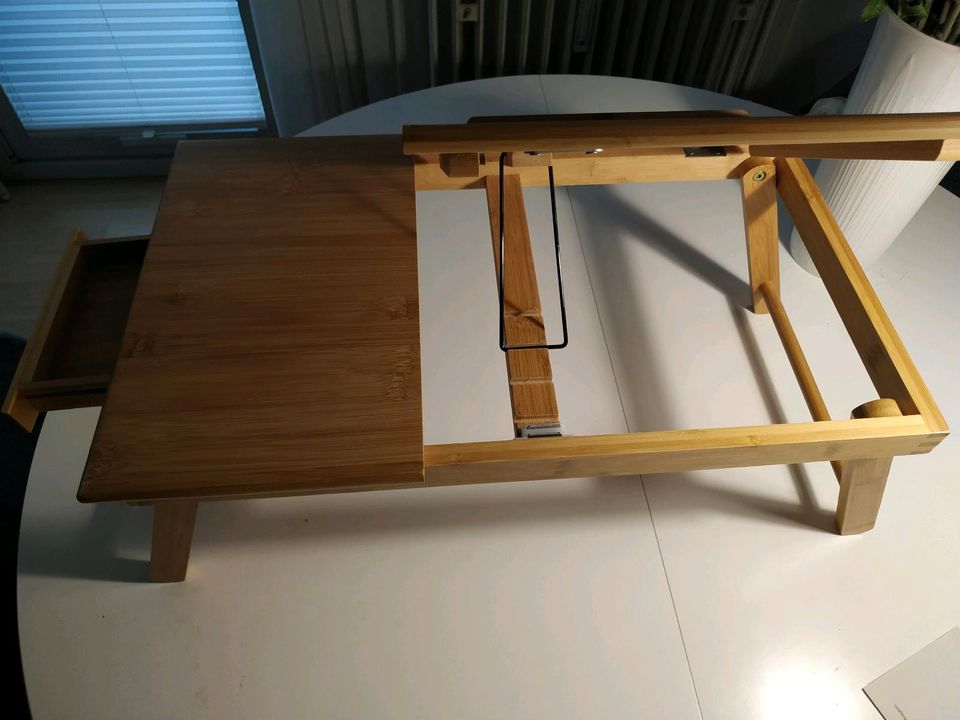 Holzständer für einen Laptop oder ein Tablet. in München