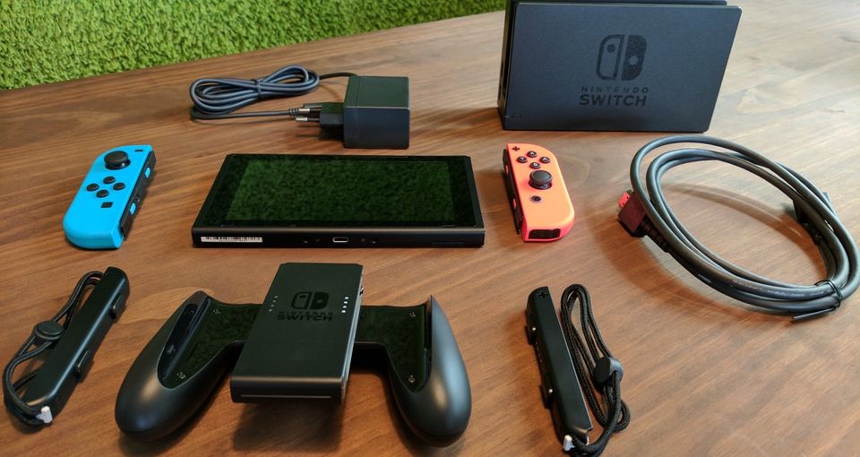 Nintendo Switch - Neuwertig mit Zubehör & Micro-SD Karte in Iserlohn