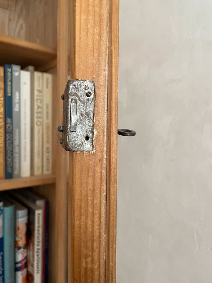 Holzschrank antik Landhausstil Vitrine Weichholz Wäscheschrank in Berlin