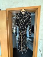 Kleid von Oui 42 gerade geschnitten schwarz geblümt Niedersachsen - Vechta Vorschau