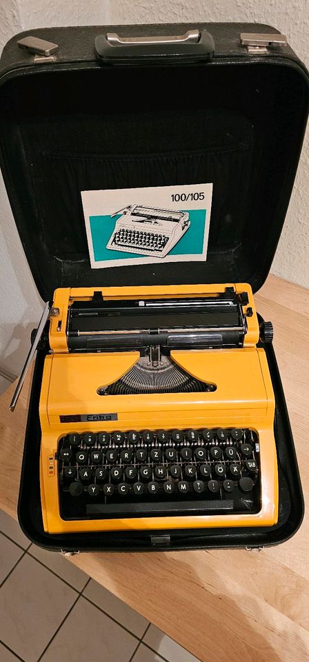 Erika Schreibmaschine mit Koffer und Anleitung in Dresden