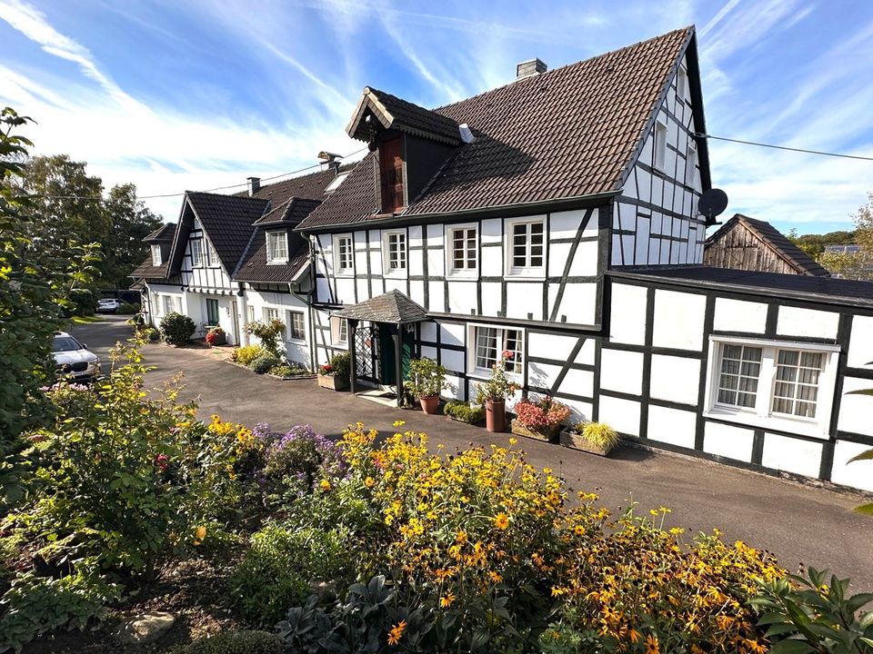 Hofstelle mit fünf Wohneinheiten, verschiedenen Wirtschaftsgebäuden sowie ca. 14 ha Grünland in Bergisch Gladbach