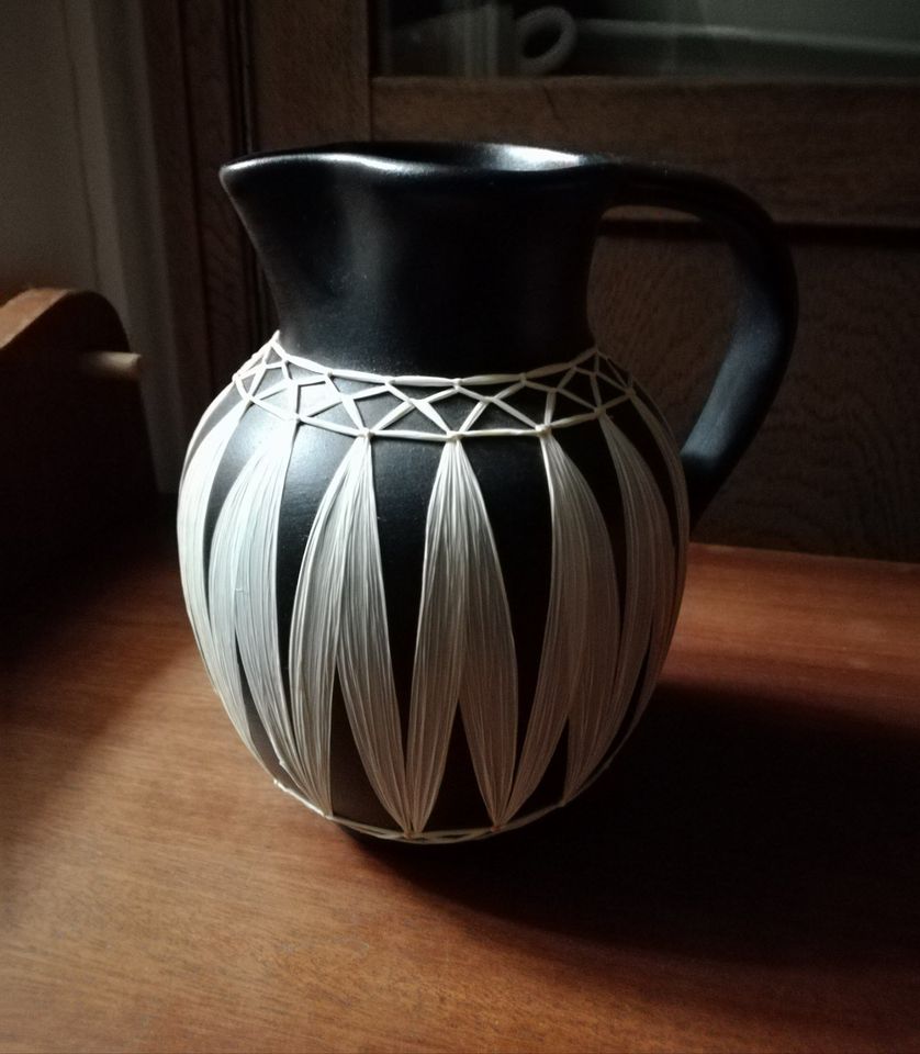 Gmundner Keramik Austria Vase / Krug schwarz mit Bast 50er Jahre in Hornburg