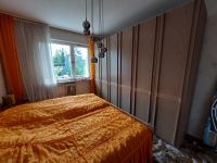 Schlafzimmer incl. der orangen Retro Gardinen und Bettüberwurf Berlin - Steglitz Vorschau