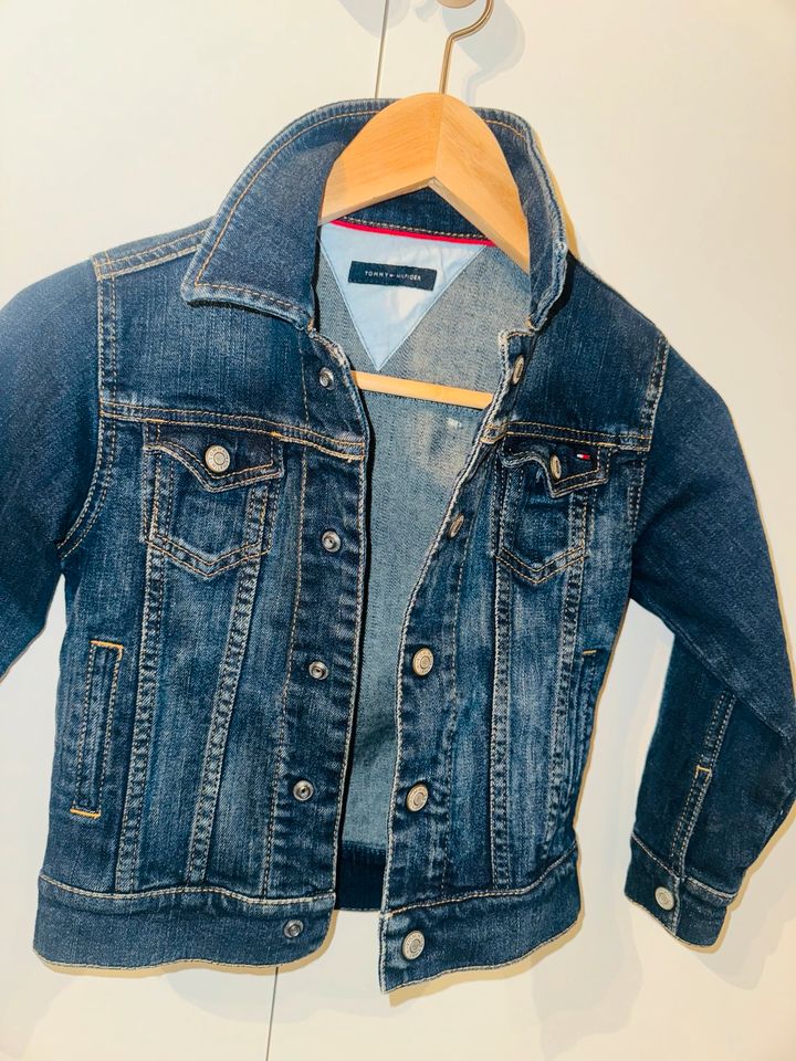 Tommy Hilfiger Jeansjacke Gr.128/8Y durchgehende Druckknöpfe in Werne