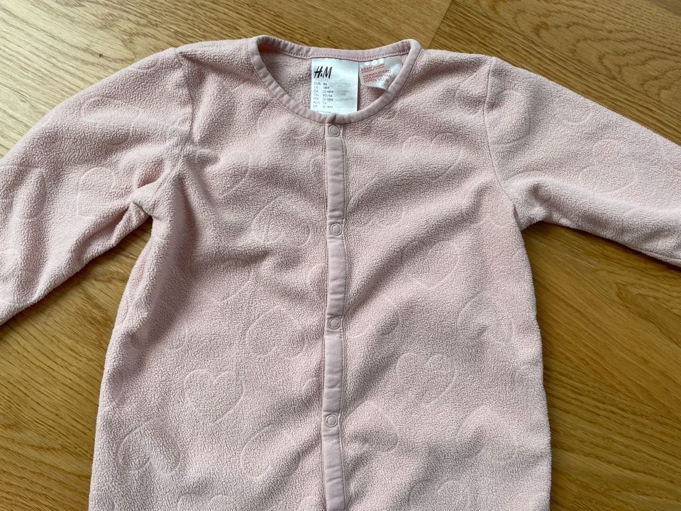 Goldiger schöner Baby Fleece Schlafanzug Strampler Herzen H&M in Ellwangen (Jagst)