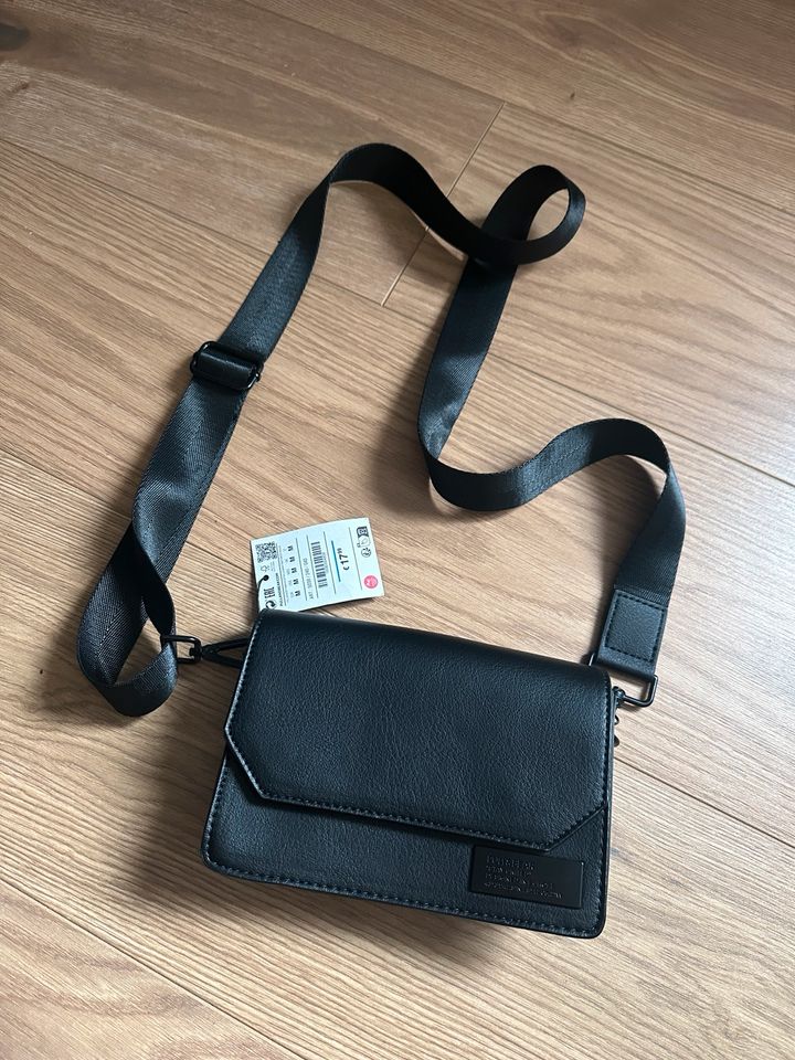 Neue Handtasche von Pull and Bear schwarz in Berlin