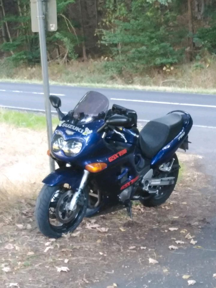 Ich biete hier meine Suzi GSX 750 F in Gerstungen