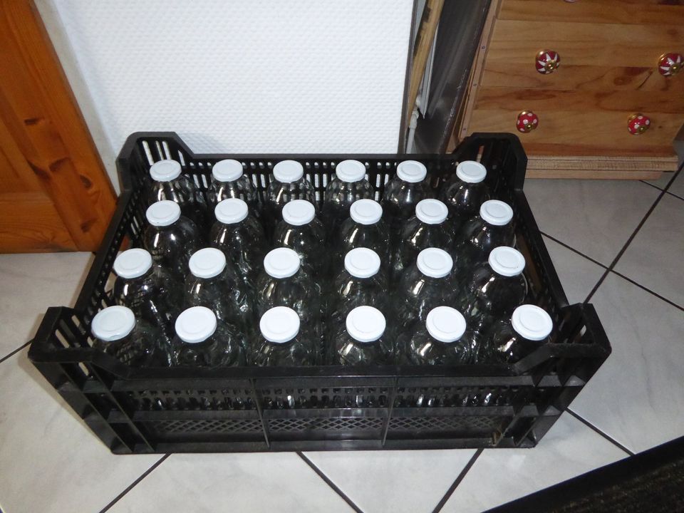 Saftflaschen für z. B. Apfelsaft, mit Korb in Schwanewede