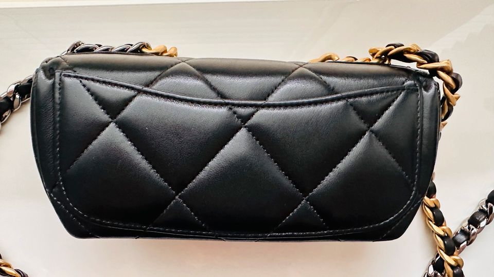 Original Chanel 19 kleine Tasche mit Kette / Brillentäschchen in Hannover