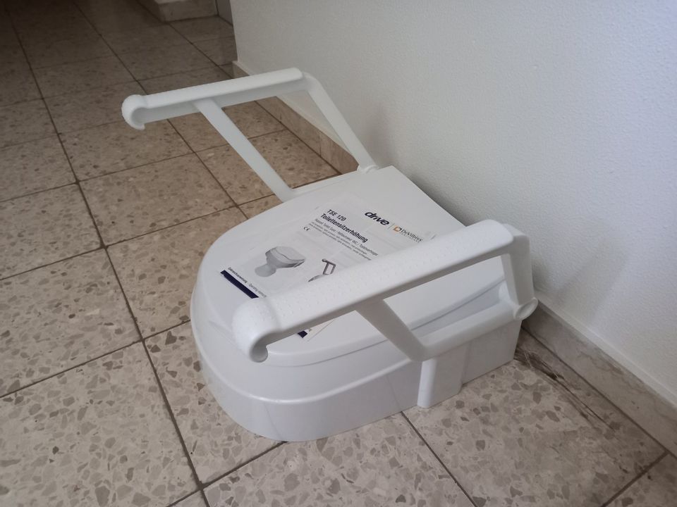 Toilettensitzerhöhung TSE 120 mit Armlehnen in Eppingen