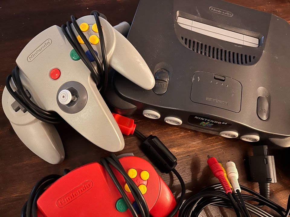 Nintendo 64 Konsole + 2 Controller in Kerpen (Eifel)