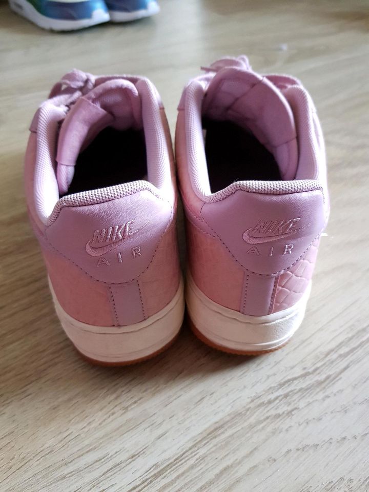 Nike Air Force Rosa Kroko in Berlin