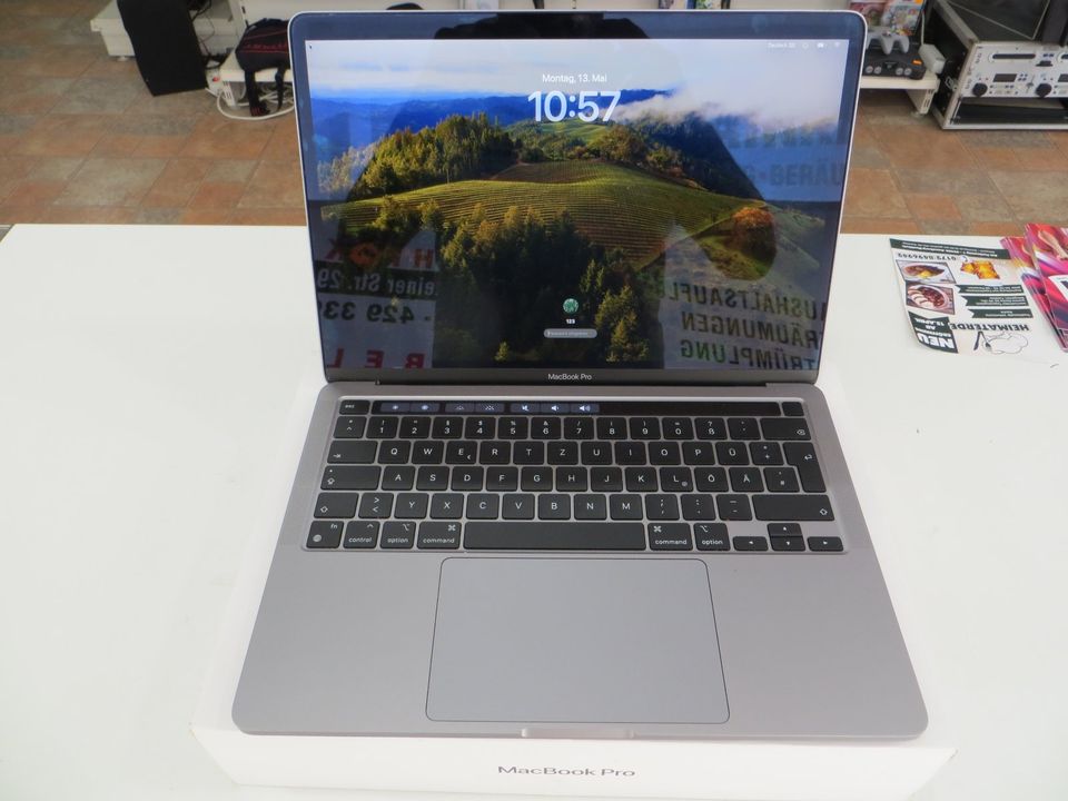 Apple MacBook Pro 13" (2020) mit M1 8-Core CPU, 8 GB RAM und 256 in Annaberg-Buchholz