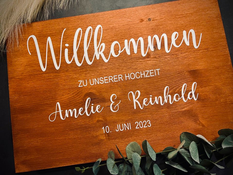 Willkommensschild aus Holz - Hochzeitsschild in Wain