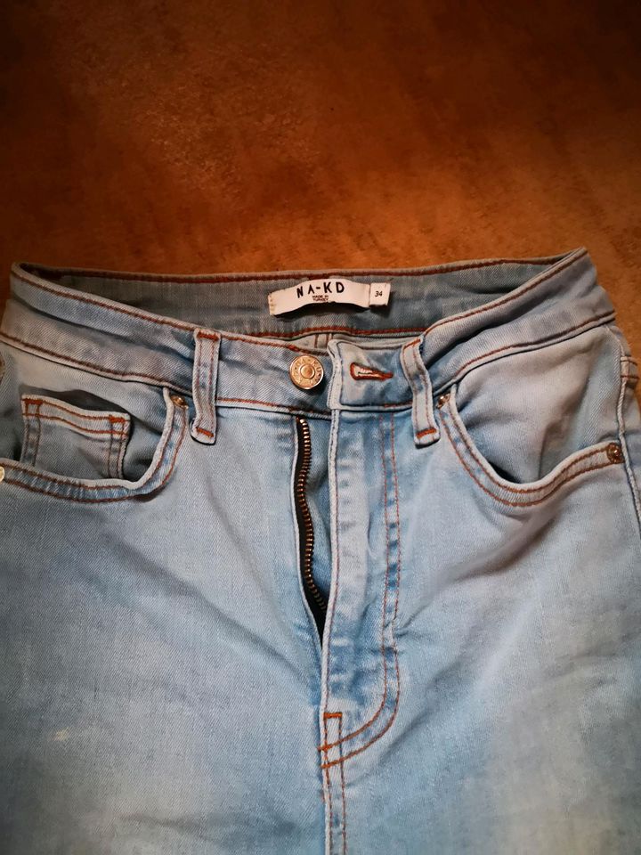 NA-KD Jeans Größe 34 skinny hellblau in Mittweida