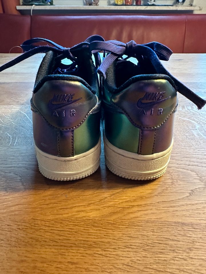 Nike Air Force Sneaker grün lila changierend 37,5 LILI37,5 in Mörlenbach
