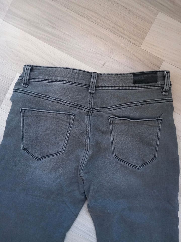 graue Jeans Gr. 176 in Deidesheim