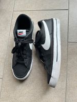 Nike Turnschuh Leder schwarz Freizeitschuh 42 Bayern - Oberding Vorschau