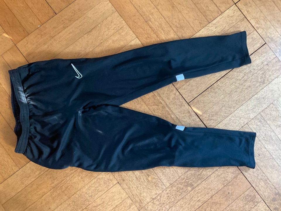 Sporthose Nike Schwarz Reißverschluss Taschen 147/158 in Frankfurt am Main