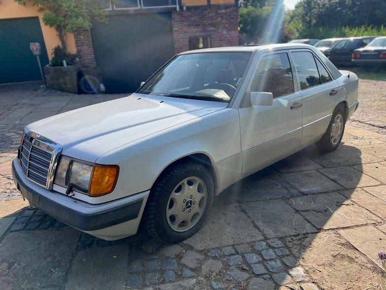 Abbildung des Autos Mercedes-Benz 400 E W124…