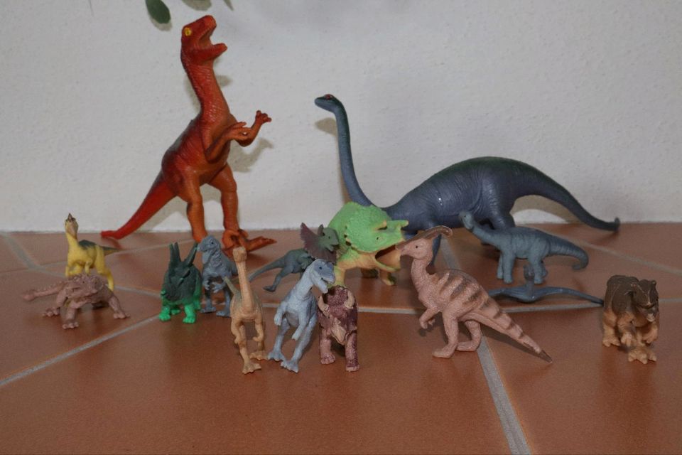 Dino-Fans aufgepasst! Dinosaurier 15 Dino Figuren in Zahna-Elster