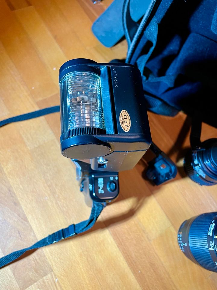 Spiegelreflexkamera, Kamera Nikon F-401 Objektiv AF Nikkor, Blitz in Giesen