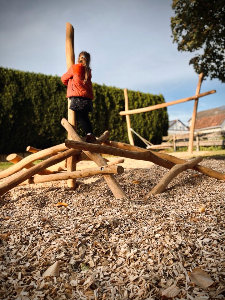 Spielplatz, Naturspielplatz,Findlinge, Klettersteine, Nestschaukel, Schaukel, Rutsche, Klettern, Kinder, Kindergärten, Schulen, Private- und öffentliche Spielplätze, Robinie in Uhingen