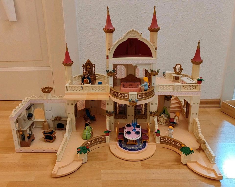 Playmobil Schloss mit Küche, Speisesaal und Zubehör in Algermissen