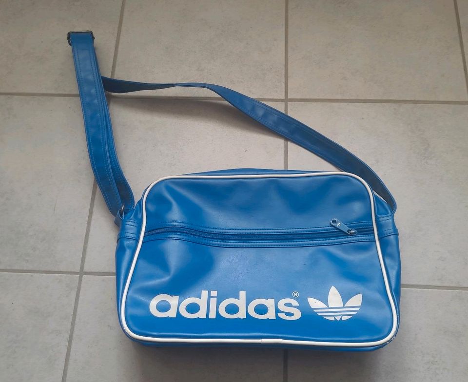 Schöne retro Adidas Tasche topp Zustand in Ensdorf