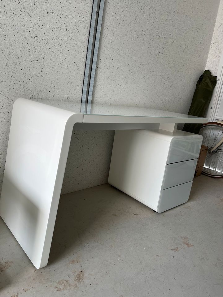Schreibtisch weiß mit Glasplatte und Staufächern in Eppingen